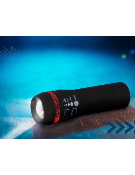 Linterna q-connect kf18749 plastico con zoom 1w modo alumbrado encendido apagado incluye 3 pilas aaa